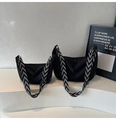 Bolso de nailon negro estilo dumpling con correa ajustable de diseño de chevron - Patrón de Flecha Grande