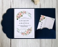 Vista piatta di eleganti partecipazioni di nozze blu navy tagliate al laser con fiori - Blu scuro