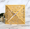 Dettaglio dell'invito di nozze a farfalla tagliato al laser giallo su sfondo di marmo - Oro