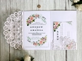 Elegante witte lasergesneden trouwuitnodigingsset met RSVP-kaart op houten basis - Wit