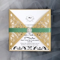 Invitación de boda calada en oro con cinta verde y broche de diamantes de imitación chic - Beige Dorado