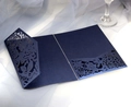 Dettaglio dell'invito di nozze blu navy tagliato al laser con motivo a rose traforate - Blu Magico