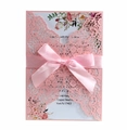Invito rosa tagliato al laser con fiocco di raso e inserto floreale per matrimoni - Rosa