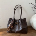 Borsa tote vintage marrone scuro con fibbia in metallo e ciondolo a forma di orsetto - Con Ciondolo / Marrone