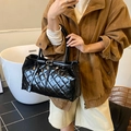 Bolso tote de cuero acolchado negro con acabado brillante y hebilla de metal - Negro