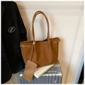 Vue détaillée d'un sac cabas en daim marron avec sa petite pochette zippée assortie - Marron