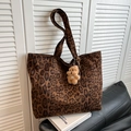Faux suede tote bag with leopard print and plush bear charm for stylish commuting - With Pendant / Brown