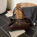 Bolso tote acolchado marrón oscuro con acabado brillante y hebilla de metal elegante - Marrón