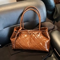 Bolso tote marrón oscuro brillante con diseño acolchado y asas delgadas elegantes - Marrón