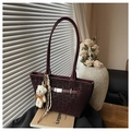 Dunkelweinrote Shopper Tasche mit Leopardenmuster, Bärenanhänger und Flechtkordel - Burgunderrot