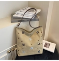 Detailansicht der Katzen- und Bärenstickerei auf khakifarbener Canvas-Tasche mit Trägern - Khaki