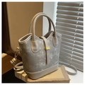 Sac seau gris clair en cuir texturé avec boucle dorée et bandoulière amovible - Gris