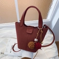 Bolso bombonera retro granate mate con pompones de peluche y asa de mano - Rojo con Colgante