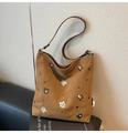 Detail der gestickten Katzenmotive auf brauner Canvas-Tasche mit feinen Schultergurten - Braun