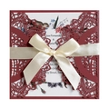 Invito di nozze bordeaux intagliato al laser con fiocco di seta e inserto floreale - Stile Rosso Scuro Con Fiocco Grande
