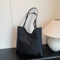 Grand sac cabas noir minimaliste en nylon brillant avec coins renforcés en cuir véritable - Noir