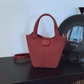 Borsa a secchiello in pelle scamosciata rossa con manico e tracolla, moda autunno - Rosso (Senza Ciondolo)