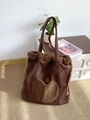 Borsa tote in camoscio marrone con grande toppa a cuore in peluche e bordi in pelliccia - Marrone