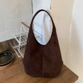 Bolso tote minimalista de ante marrón oscuro con gran capacidad y diseño de media luna - Marrón