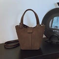 Borsa a secchiello in pelle scamosciata marrone con manico e logo COIN 2DN su disco vinile - Marrone senza ciondoli