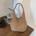 Bolso tote de ante marrón con costuras verticales y gran capacidad en mesa de madera - Caqui