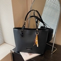 Elegante borsa tote in ecopelle nera con ciondolo a nappa di perline stile vintage - Nero con ciondolo