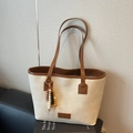 Borsa tote vintage in tela crema e marrone con ciondolo di perline su divano - Bianco Crema Con Ciondolo
