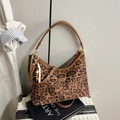 Schicke Hobo-Tasche mit Leopardenmuster, braunem Kunstlederriemen und Holzperlen-Detail - Leopardenmuster Braun Mit Anhänger