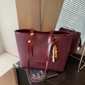 Borsa tote in tela bordeaux scuro con manici in pelle a contrasto e dettaglio di perline - Rosso Vino Con Pendente