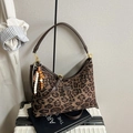 Schultertasche mit Leopardenmuster, braunem Lederbesatz und Retro-Perlenanhänger - Leopard Kaffee Mit Anhänger