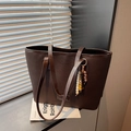 Grande borsa shopper vintage marrone scuro con nappa elegante e manici in pelle - Caffè con Ciondolo