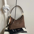 Dunkelbraune matte Hobo-Tasche aus Wildleder mit böhmischer Perle und Riemen - Kaffee mit Anhänger