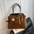 Borsa tote in finta pelle scamosciata marrone con ciondolo a tema baseball - Marrone con ciondolo