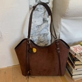 Bolso tote vintage de ante marrón oscuro con borlas de pompones y correas ajustables - Café con Colgante