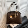 Grande borsa tote in pelle scamosciata marrone scuro con fibbia vintage e ciondolo sport - Caffè con Ciondolo