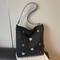 Große schwarze Canvas-Tasche mit bunter Katzenbestickung und braunen Lederriemen - Schwarz