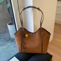 Bolso tote vintage de ante marrón con colgante étnico y correas de cuero - Marrón con colgante