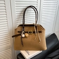 Borsa tote in camoscio marrone con manici in pelle e ciondolo da baseball - Cachi con Pendente