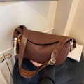 Braune gewebte Umhängetasche in Form einer Knödeltasche mit Lederband und Holzperlen - Mit Anhänger / Kaffeebraun