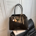 Grande borsa tote in pelle scamosciata nera con fibbia dorata e nastro a quadri - Nero con ciondolo