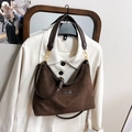 Dunkelbraune Wildleder-Hobo-Tasche mit Lederriemen und goldener Schnalle an Blazer - Braun Ohne Anhänger