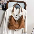 Braune Hobo-Tasche aus Wildlederimitat mit Fashion-Tag und glatten Lederriemen - Braun Ohne Anhänger