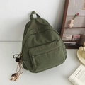 Zaino minimalista verde oliva in nylon con nappa decorativa in legno e tasca anteriore - Con Ciondolo / Verde