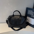 Große schwarze Reisetasche mit Webstruktur, Tragegriffen und breitem Nylon-Schultergurt - Schwarz