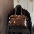 Sac cabas en cuir brillant marron foncé avec détails dorés et bandoulière élégante - Grand / Marron
