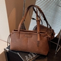 Bolso de hombro de cuero marrón vintage con cordones decorativos y logo metálico - Marrón