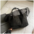 Détail du sac cabas en daim noir avec pochette zippée assortie pour le quotidien - ébène