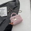 Mini borsa a mano rosa trapuntata con tracolla a catena e ciondolo di camelia - Grande / Rosa
