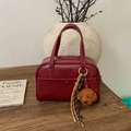 Borsa a mano retrò bordeaux su tavolo in legno con simpatico ciondolo a orsetto - Rosso con Pendente