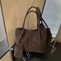 Grand sac cabas marron foncé avec surpiqûres contrastées et petite pochette - Marron